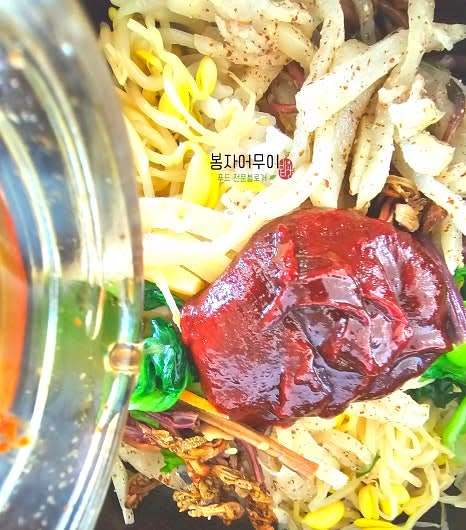 고추장 1스푼을 올리고, 고추장 맛에 따라 매실청 1스푼을 추가합니다.