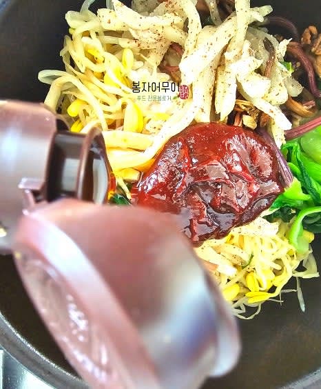 참기름과 들기름을 1스푼씩 넣어줍니다.