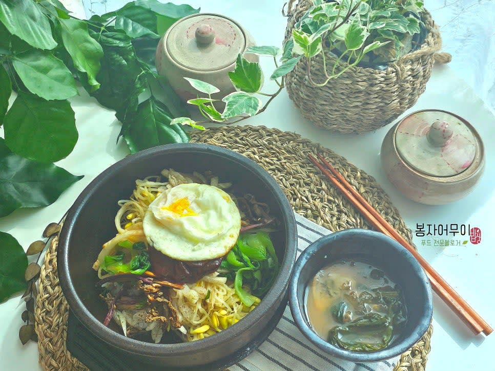 계란 프라이가 완성되면 돌솥 밥 위에 올려주면 완성입니다.