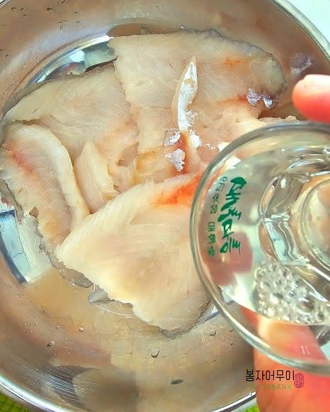 동태는 소금과 소주를 뿌려 절입니다. 물기가 빠지면 사용합니다.