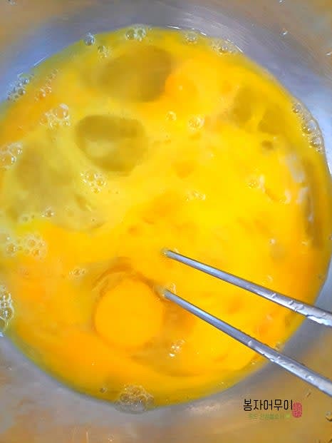 밀가루와 계란물을 각각 준비합니다. 계란은 곱게 풀어주세요.