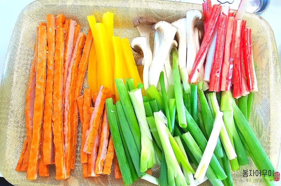 단무지와 햄은 각각 8cm 길이로 자르고, 대파는 흰 부분이 좀 굵다면 반으로 잘라 준비합니다.