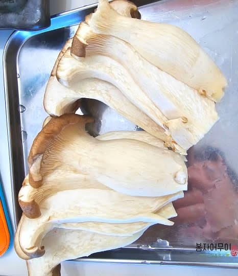 새송이버섯은 길이 8cm, 두께 1cm로 자른 후, 튀어나온 부분은 잘라줍니다.