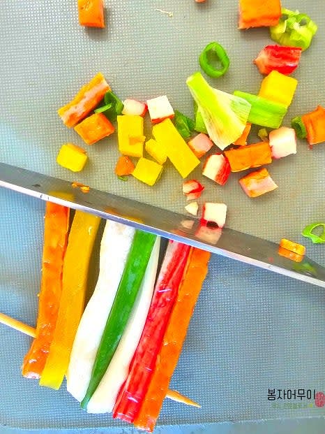 맛살, 단무지, 새송이버섯, 햄, 대파를 순서대로 꼬지에 꽂아 완성합니다.