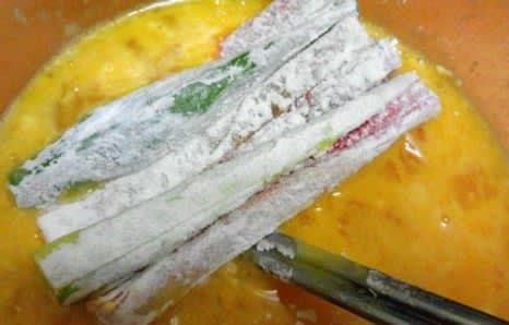 밀가루와 계란물을 준비한 후, 꼬지를 밀가루와 계란물에 차례로 입힙니다.