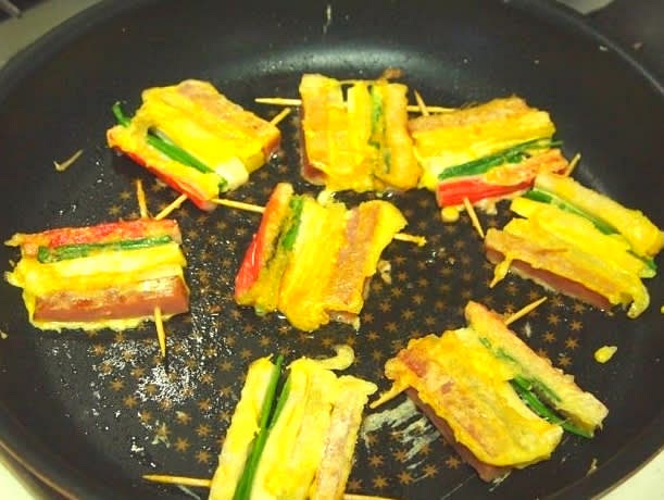 예열된 프라이팬에 기름을 두르고, 꼬지를 앞뒤로 노릇노릇하게 구워 맛있는 삼색 꼬치를 완성합니다.