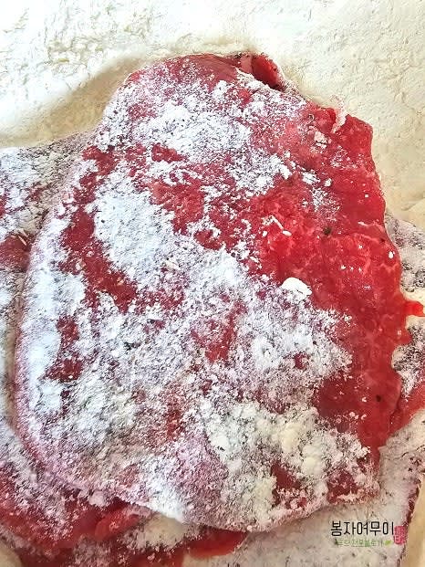 밑간한 소고기에 밀가루를 고르게 묻혀줍니다. 너무 많이 바르지 마세요.