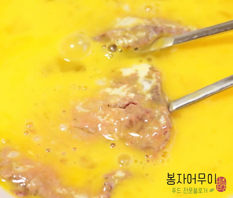 계란물을 준비하여 밀가루를 묻힌 소고기를 계란물에 골고루 적셔줍니다.