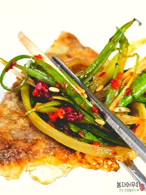 구운 육전 위에 파채를 올리고 준비된 양념 소스를 곁들여 완성합니다.