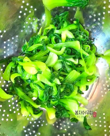 끓는 물에 소금을 넣고 청경채를 넣어 2분간 데친 뒤 찬물에 헹궈줍니다.