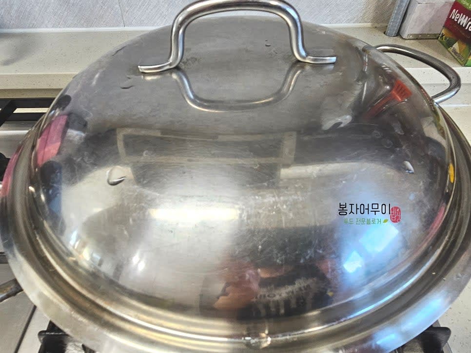 물 50ml를 넣고 뚜껑을 닫아 3분 정도 익힙니다.