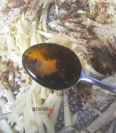 뚜껑을 열고 무를 들깨가루 1스푼, 들기름 1스푼, 쪽파를 넣어 한번 더 섞어 완성합니다.