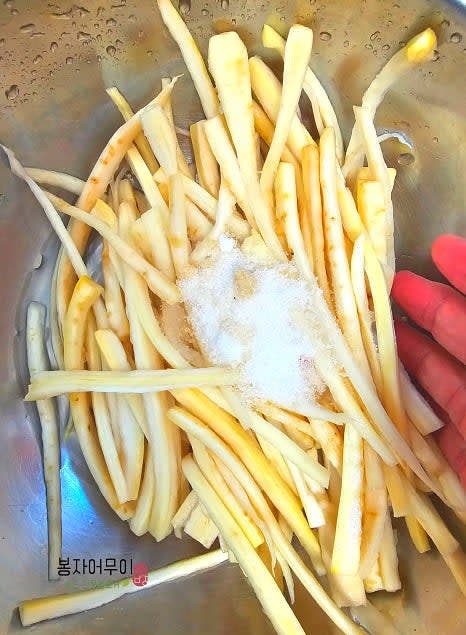 도라지를 소금, 설탕과 함께 주물러 손질 후 깨끗이 헹굽니다.