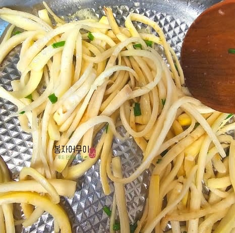 소금 1/3스푼, 콩기름, 참기름을 넣고 중약불에서 도라지를 볶습니다.