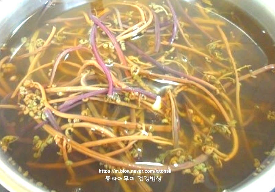 고사리는 물에 4시간 이상 불리고 20분 동안 삶은 후 먹기 좋게 자릅니다.