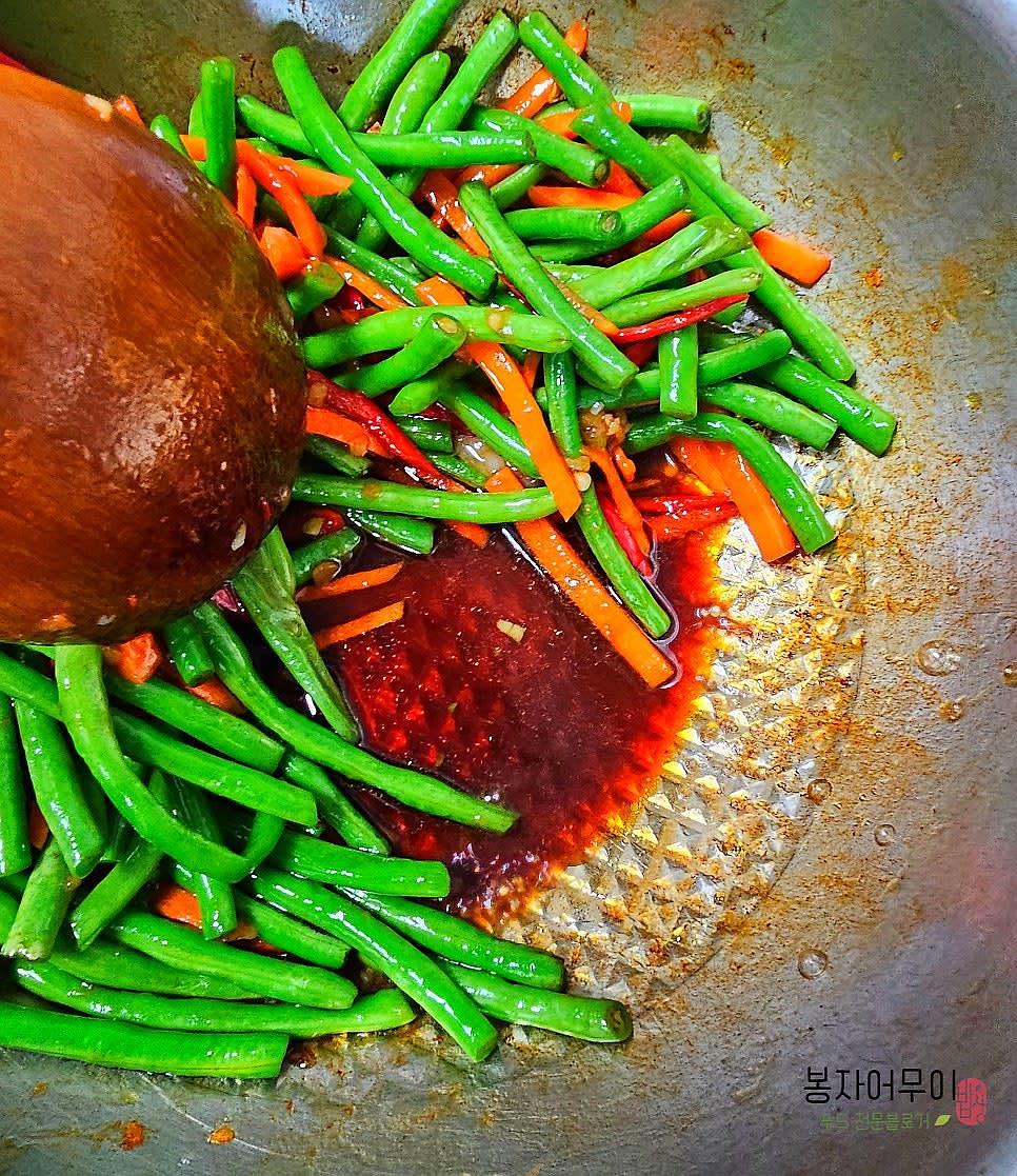 간장, 굴소스, 참기름을 넣고 재료가 골고루 섞이도록 볶아줍니다.