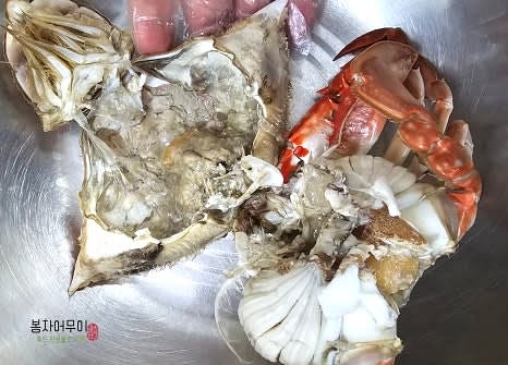 활꽃게를 준비하고 냉동실에서 1시간 얼렸다가 개수대로 꺼내 손질합니다.