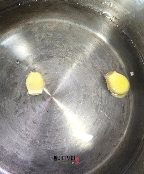 스테인리스 냄비에 꽃게를 넣고 물, 맛술, 생강을 넣은 뒤 강불로 끓입니다.