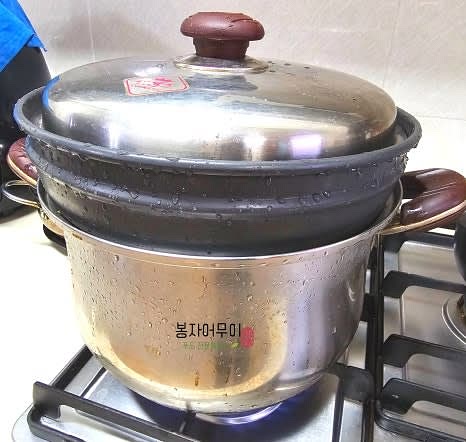 물이 끓기 시작하면 불을 약간 줄이고 15분간 쪄줍니다. 이후 불을 끄고 2분간 뜸을 들입니다.