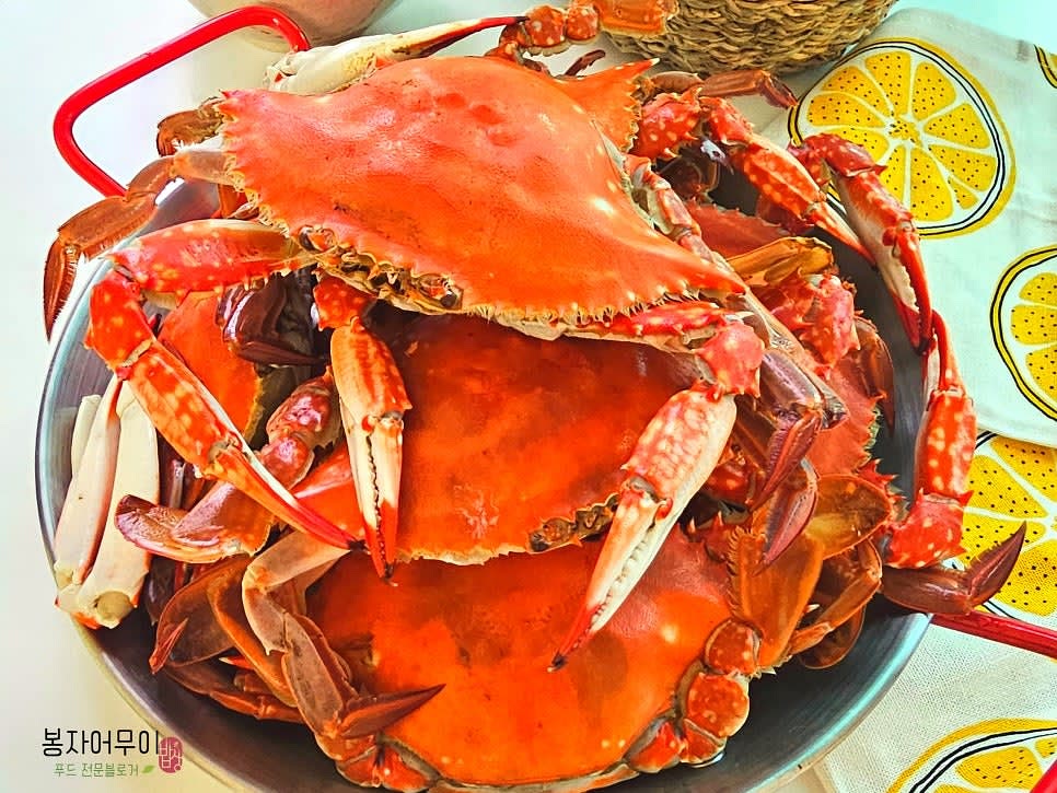 완성된 꽃게찜을 접시에 담고 맛있게 즐깁니다.