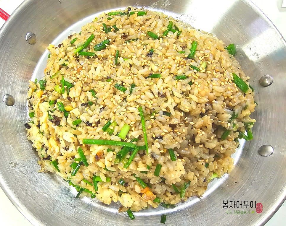 등딱지의 내장을 모두 발라서 밥2공기에 참기름, 간장, 쪽파, 김가루를 넣어 비벼 비빔밥을 만들어 먹습니다.