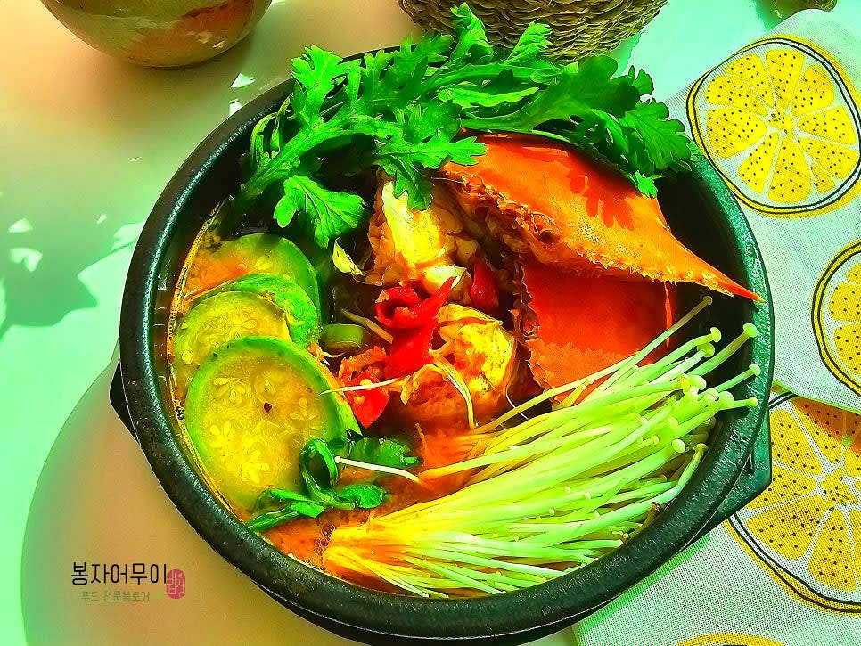 표고버섯과 쑥갓을 올려 완성하고 뚝배기에 덜어내어 맛있게 즐깁니다.