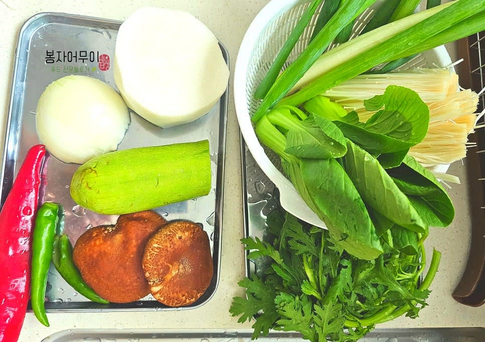모든 재료를 굵직굵직하게 썰어줍니다. 무는 약 250g 정도로 준비하고, 청경채 대신 배추를 사용할 수 있습니다.