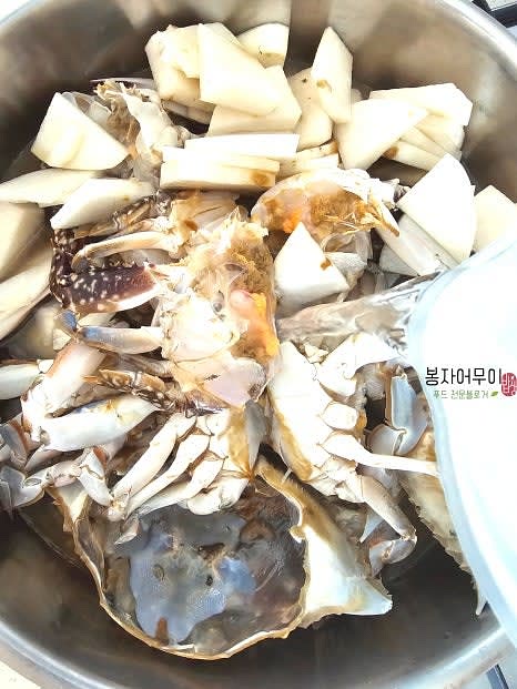 물 1L를 냄비에 붓고 다시마와 멸치를 이용해 육수를 만듭니다. 필요 시 한 알 육수를 사용할 수도 있습니다.