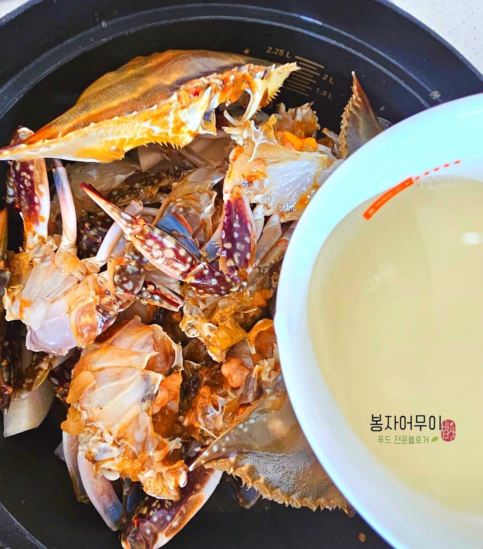 손질된 활꽃게에 식초 1스푼과 맛술 2스푼을 넣어 비린 맛을 제거합니다.