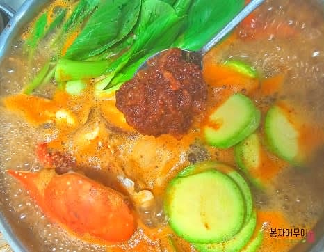 냄비에 준비된 육수와 함께 손질된 꽃게, 무, 대파, 청양고추를 넣습니다. 양념장은 조금씩 나누어 넣습니다.