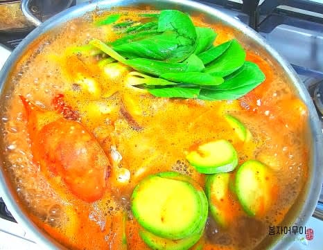 뚜껑을 닫고 중불에서 15분 동안 끓입니다.