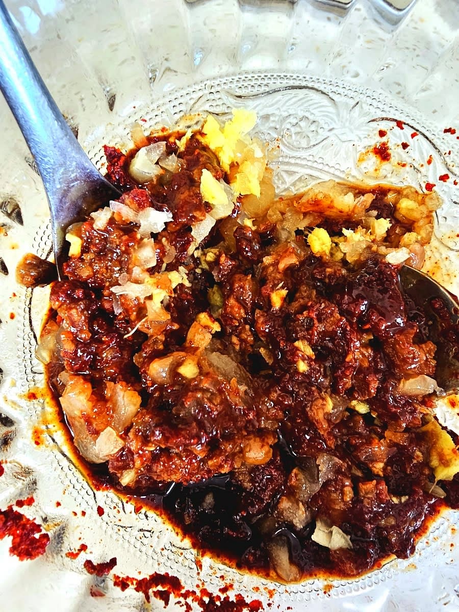 된장 2스푼, 고춧가루 3스푼, 고추장 1스푼, 매실청 1스푼을 넣고 잘 섞어줍니다.