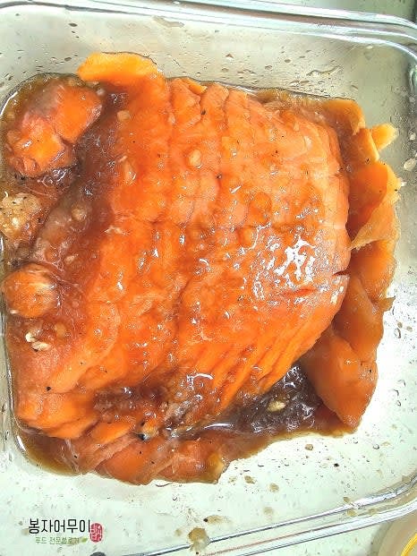 만들어둔 소스로 연어 밑간을 해줍니다. 훈제 연어 250g에 3스푼 정도 소스를 넣고 30분 냉장 보관합니다.