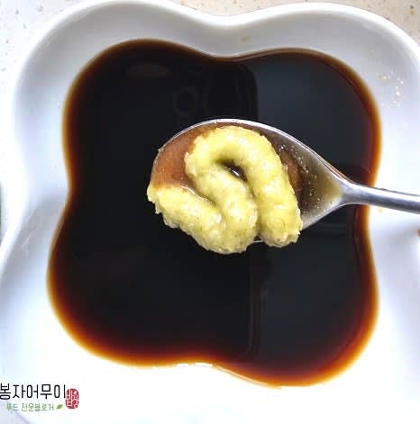 간장, 쯔유, 미림, 설탕, 다진 마늘, 레몬즙, 와사비, 참기름, 후추를 섞어 포케 소스를 만듭니다.