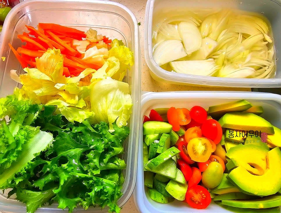 야채는 깨끗이 세척하고 물기를 제거한 후, 오이와 토마토는 한입 크기로 자르고, 양파는 채 썰어 준비합니다.