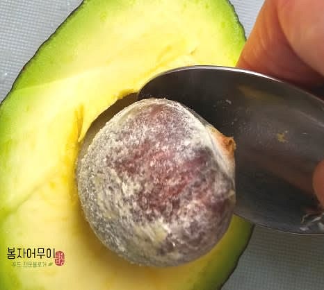 아보카도는 껍질과 씨를 제거한 뒤 얇게 슬라이스합니다.