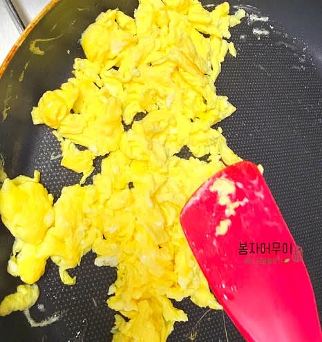 계란 5개를 소금 한 꼬집과 함께 잘 풀어 스크램블을 만듭니다.