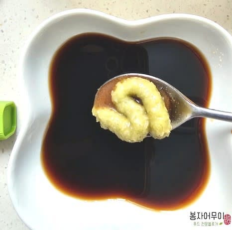 간장, 쯔유, 미림, 설탕, 다진 마늘, 레몬즙, 와사비, 참기름, 후추를 섞어 간장 양념 소스를 만듭니다.