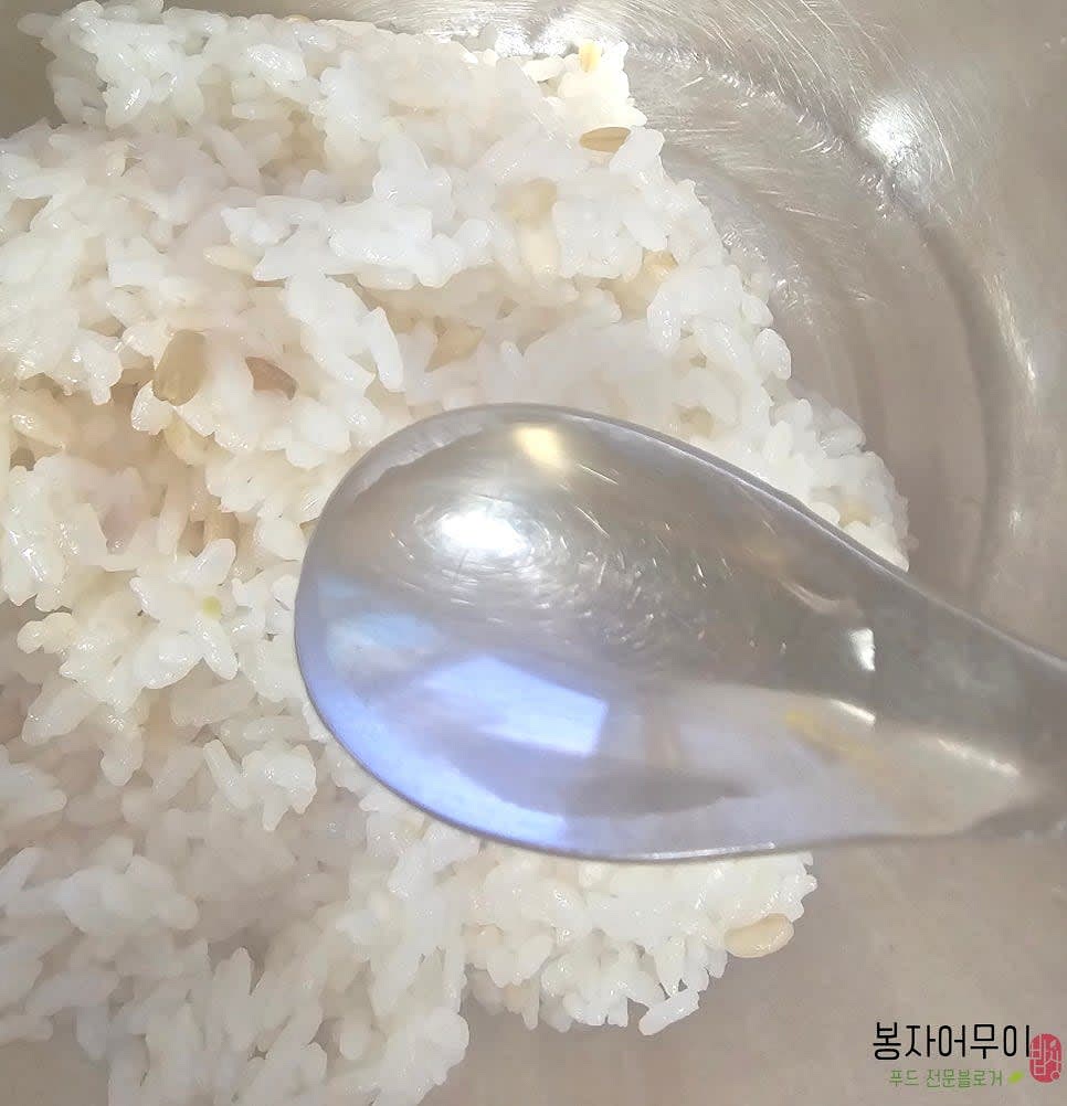 밥에 소금, 식초, 설탕을 반티스푼씩 넣고 참기름을 뿌려 골고루 섞어주세요.