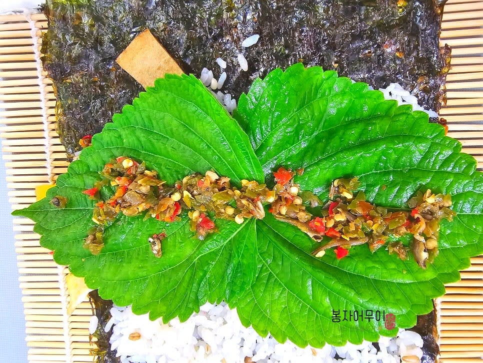 땡초장을 만들기 위해 멸치, 고추장을 넣고 끓여서 걸쭉하게 만듭니다. 이를 김밥에 발라줍니다.