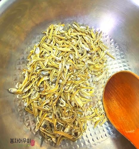 큰 멸치는 머리와 내장을 제거하고 기름 없는 팬에서 살짝 볶아 냅니다.