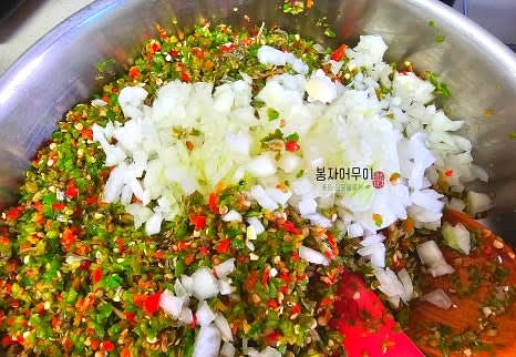 다진 청양고추와 다진 양파를 넣고 볶아줍니다.