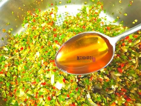 된장 2스푼, 까나리액젓 1스푼, 국간장 4스푼을 넣고 잘 섞어줍니다.
