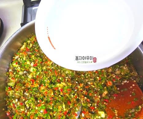 육수 250ml를 두 번에 나눠 넣으며 잘 볶아줍니다.