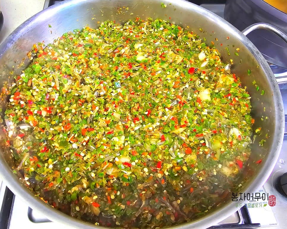 모든 재료가 잘 어우러지면 불을 끄고 완성합니다.