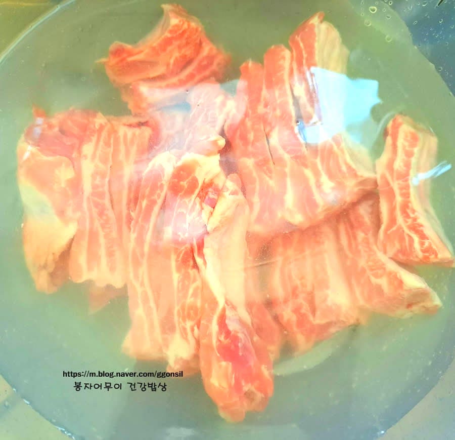 등갈비를 깨끗이 씻은 후 설탕 1스푼과 물 1L에 1시간 동안 담가 핏물을 제거합니다.