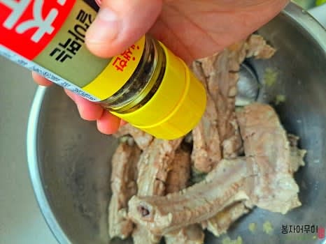 초벌 삶기 후 등갈비를 꺼내어 소금 2/3스푼, 올리브오일 2스푼, 후추로 밑간을 해서 30분 정도 재웁니다.