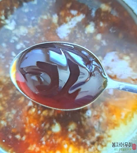 양념장은 사과즙, 양파, 진간장, 굴 소스, 맛술, 다진 마늘, 물엿, 설탕, 케첩, 물을 섞어 준비합니다.