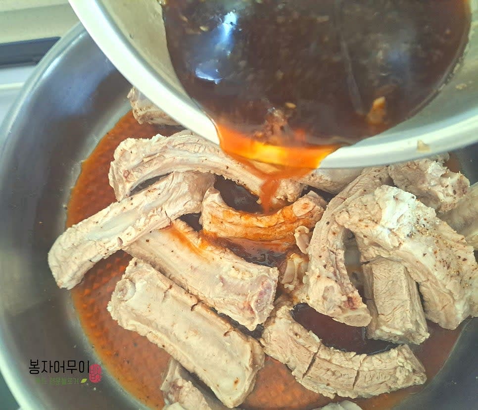 재운 등갈비를 팬이나 오븐에서 10~12분간 구워줍니다. 구울 때 청양고추와 대파를 추가로 곁들입니다.