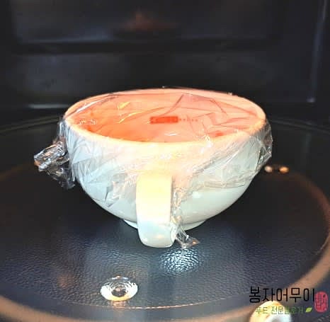 당근 40g을 작게 다져서 참기름 1스푼, 소금 한 꼬집을 넣고 전자레인지에 2분 돌려줍니다.